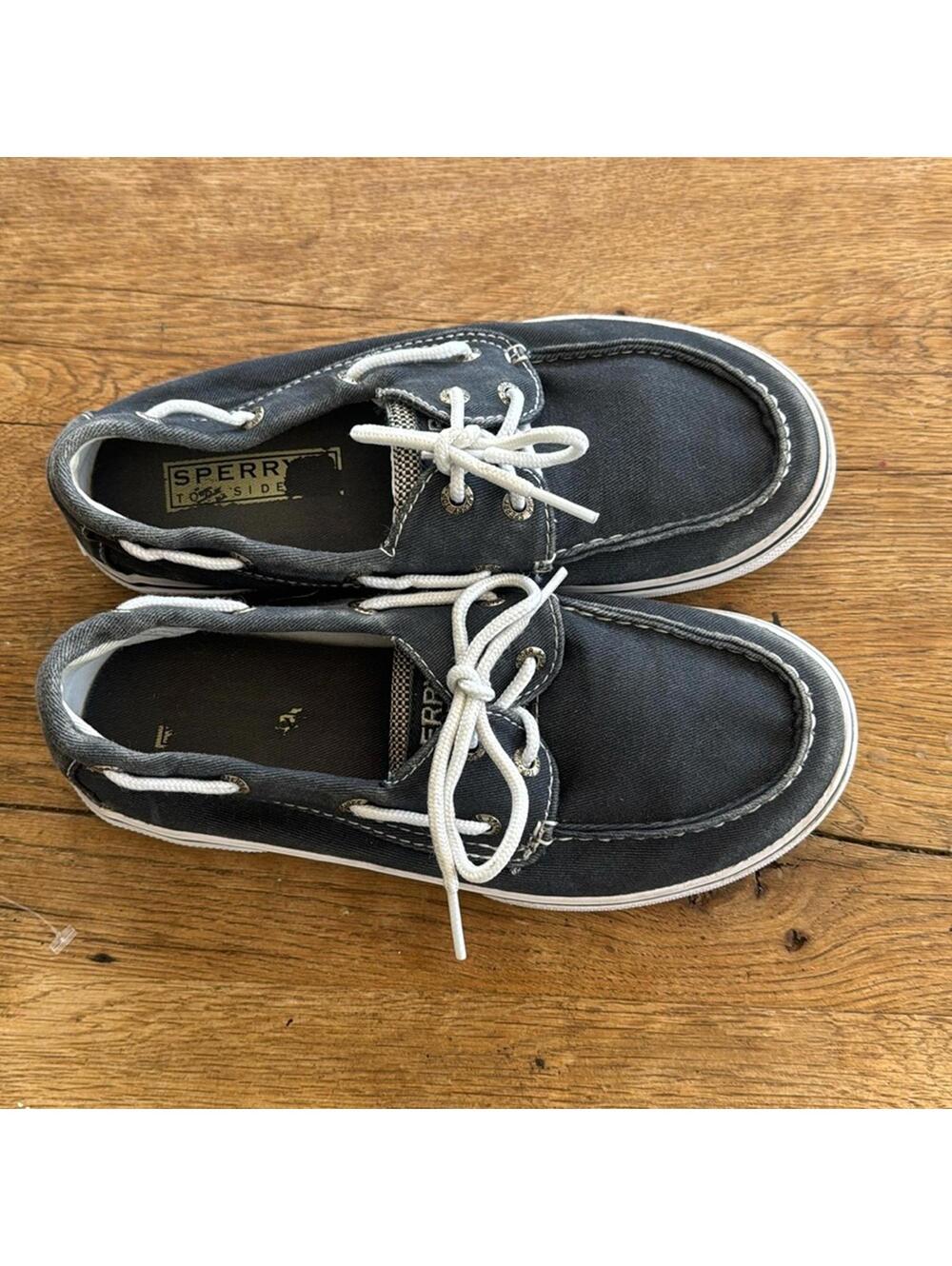 SPERRY Halyard Boat Shoes Kids size 2